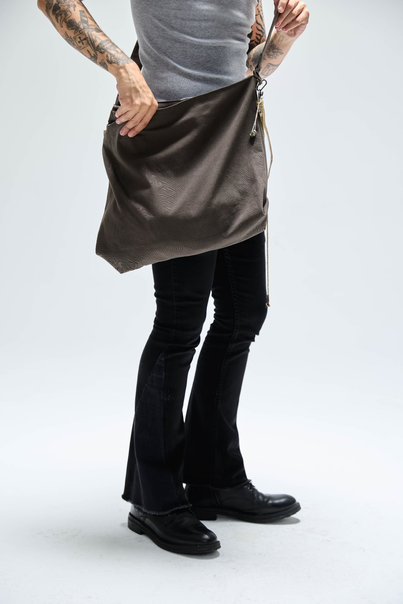 VAGRANT CANVAS SLING BAG